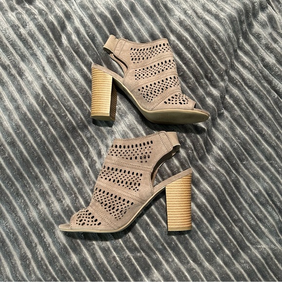 LC Lauren Conrad open toe, laser cut detail heels - Picture 4 of 8